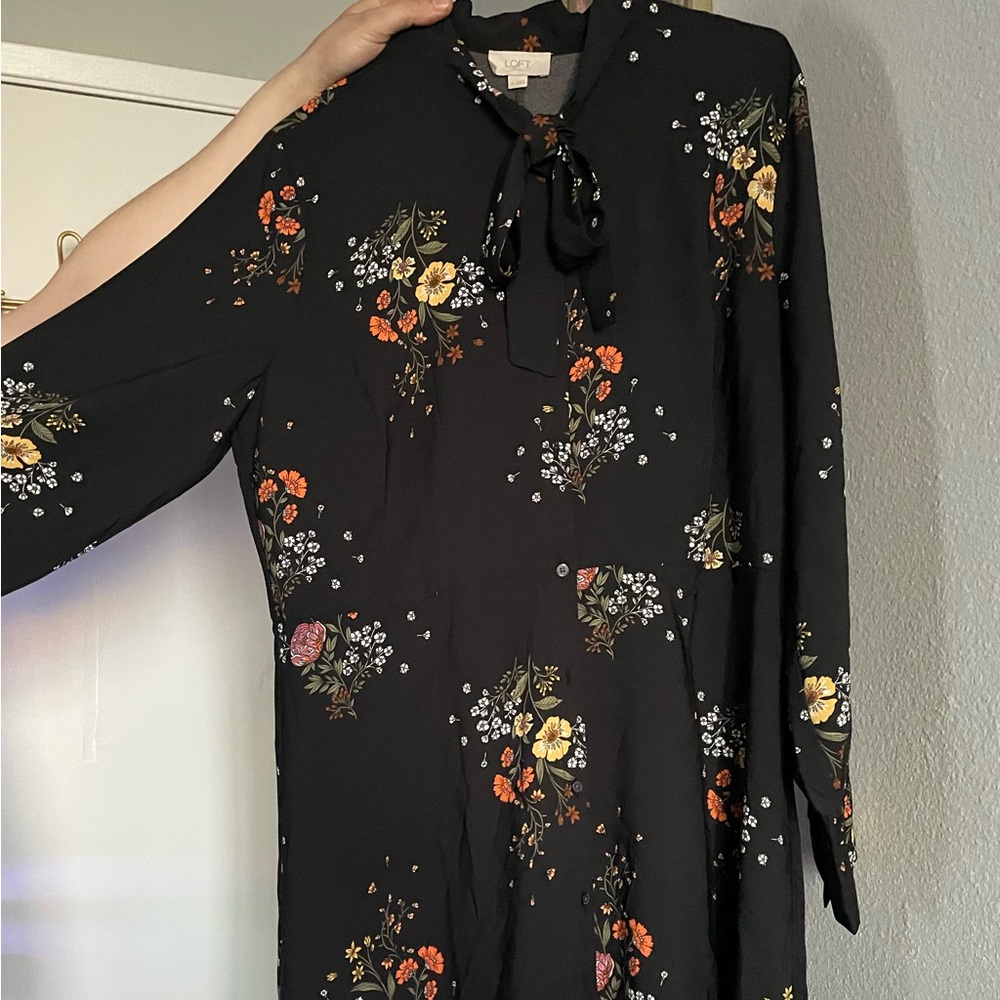 New, unworn women’s floral neck tie dress. Loft brand. Size 14. Fitted waist.